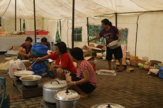 De zusters koken in de tent